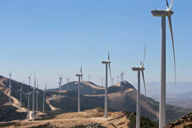 مشروع لتوليد الكهرباء من طاقة الرياح في جبل صندوق قرب طنجة.. الملياردير الهندي أداني يدرس إقامة مشروع طاقة متجددة في المغرب بقدرة 10 ميغاواط أي ما يعادل الطاقة الكهربائية الحالية للمملكة.