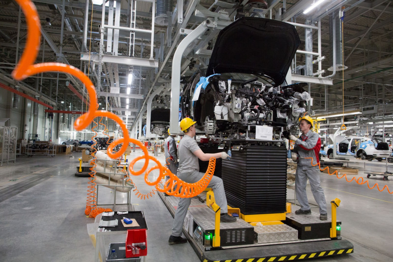 عمال يركّبون كتل المحرك الخاصة بسيارة "هافال F7" الرياضية داخل مصنع "هافال" للسيارات 