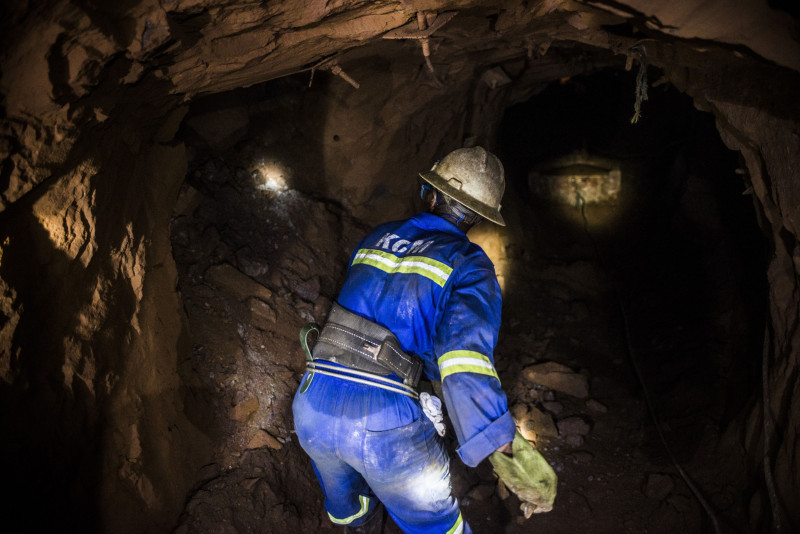 عامل منجم أثناء التنقيب عن النحاس في نفق تحت الأرض بمنجم نشانغا في شينغولا، في زامبيا. 