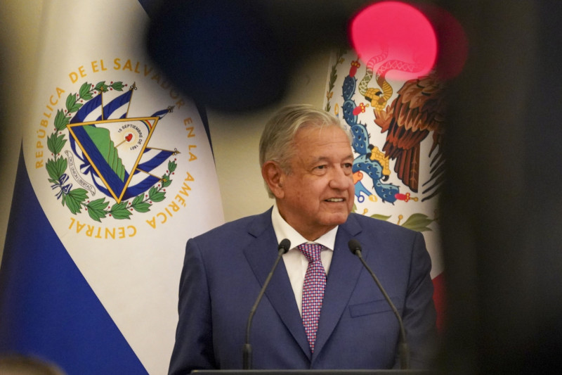 الرئيس المكسيكي أندريس مانويل لوبيز أوبرادور متحدثاً في مؤتمر صحفي مشترك مع الرئيس السلفادوري نجيب بوكيلة