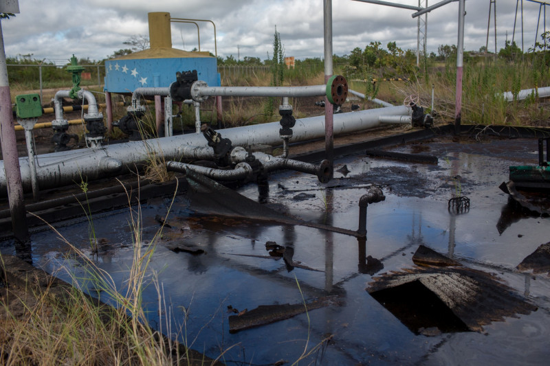 منشأة تكرير مهجورة في حقل "ميلونيس" النفطي، مدينة إل تيغري، شرق فنزويلا
