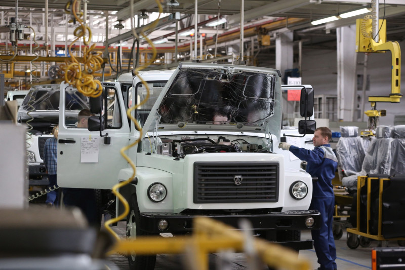 شاحنة صغيرة تتحرك على طول خط الإنتاج أثناء التجميع في مصنع مجموعة "جي إيه زد" في نيغني نوفغورود، بروسيا. 