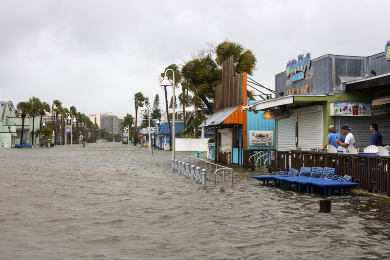 شارع غمرته المياه في ولاية فلوريدا الأميركية جراء الإعصار "إداليا" الذي ضرب الولاية برياح قوية من الدرجة الثالثة