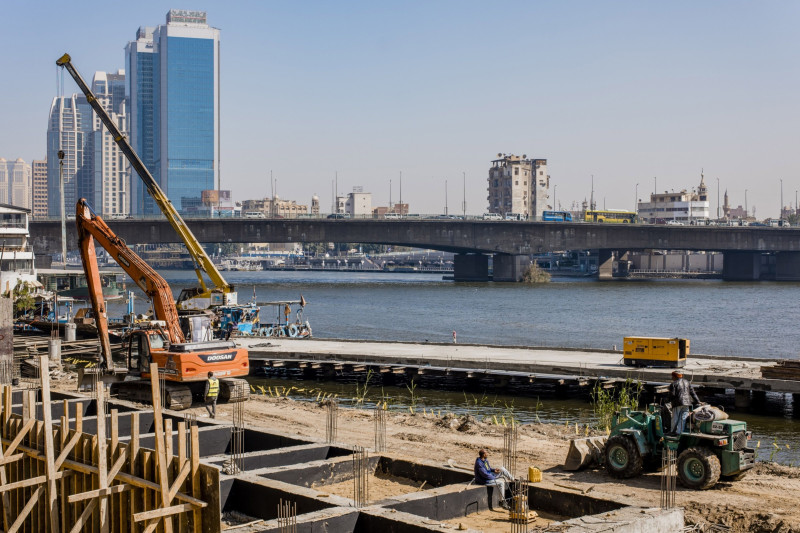 أعمال البناء والتشييد على ضفة نهر النيل في القاهرة