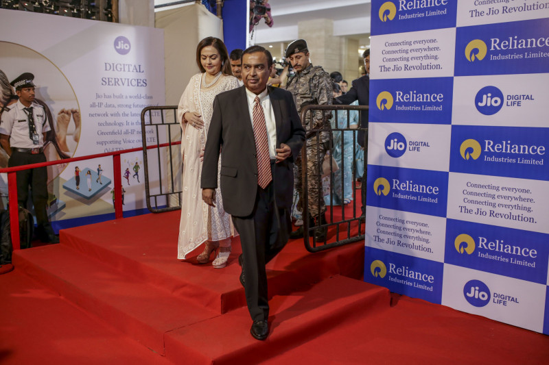 موكيش أمباني، رئيس مجلس الإدارة والعضو المنتدب لشركة ريلاينس إندستريز ليمتد، وزوجته نيتا أمباني، يصلان لحضور الاجتماع السنوي العام للشركة في مومباي، الهند 