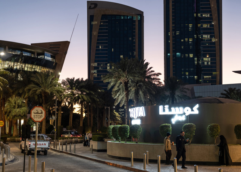 إحجام العديد من الأجانب عن العيش لفترة طويلة في الرياض ما يزال يقوض الجهود لجذب الاستثمار الأجنبي