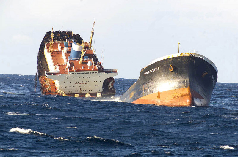 ناقلة النفط "برستيج" تغرق قبالة ساحل الشمال الغربي لإسبانيا في نوفمبر 2002.