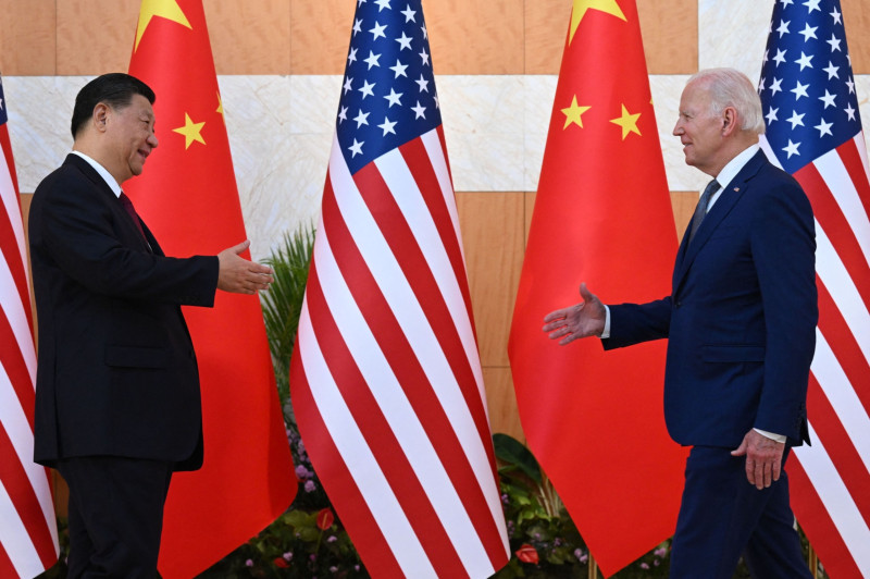 الرئيس الأميركي جو بايدن يصافح نظيره الصيني شي جين بينغ، خلال لقائهما على هامش اجتماعات مجموعة العشرين التي جرت في جزيرة بالي الإندونيسية بتاريخ 14 نوفمبر 2022