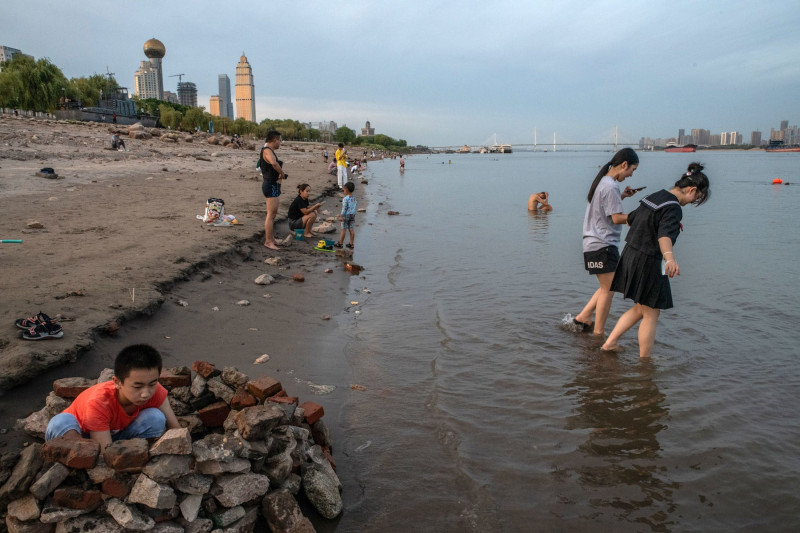 سباحون في مجرى نهر يانغتسي في ووهان بالصين بتاريخ 22 أغسطس.