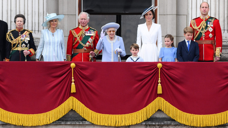 الملكة إليزابيث في ذكرى اليوبيل البلاتيني لها عام 2022 مع الابنة آن؛ كاميلا دوقة كورنوال وزوجها تشارلز أمير ويلز؛ كاثرين دوقة كامبريدج وأطفالها لويس وتشارلوت وجورج ؛ ووالدهم ويليام، دوق كامبريدج 
