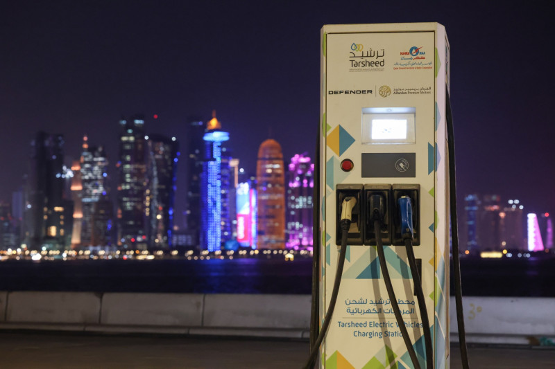 محطة لشحن المركبات الكهربائية تابعة لشركة "ترشيد" على كورنيش الدوحة، قطر