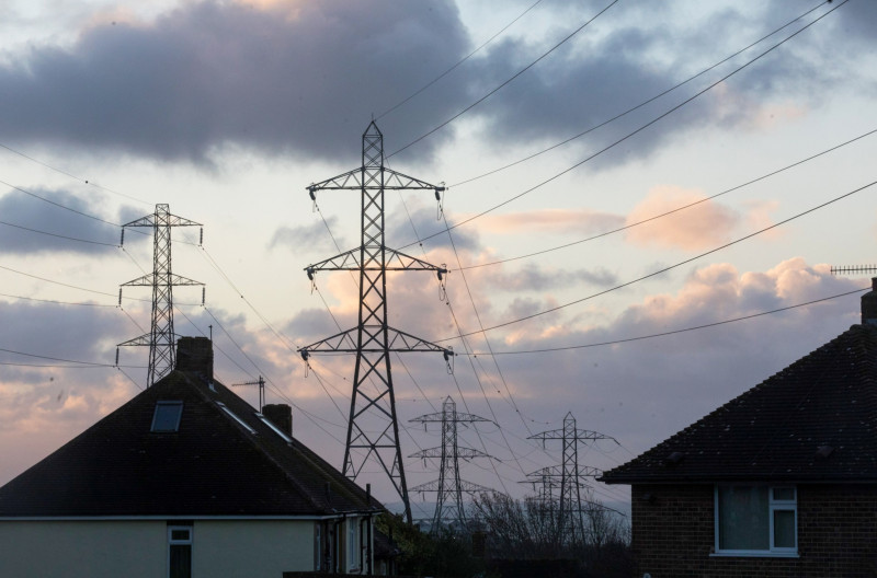 أبراج نقل الطاقة الكهربائية أعلى المباني السكنية في برايتون، المملكة المتحدة.