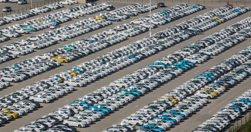 سيارات كهربائية في ساحة أحد مصانع "جيلي" في جينتشونغ، الصين، في 2022
