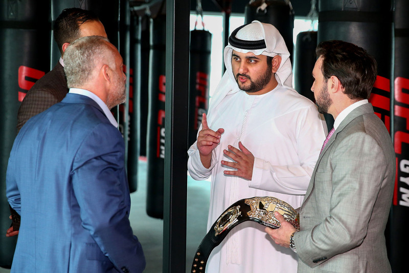 السيخ مكتوم بن محمد خلال زيارته لنادي UFC في دبي عام 2016