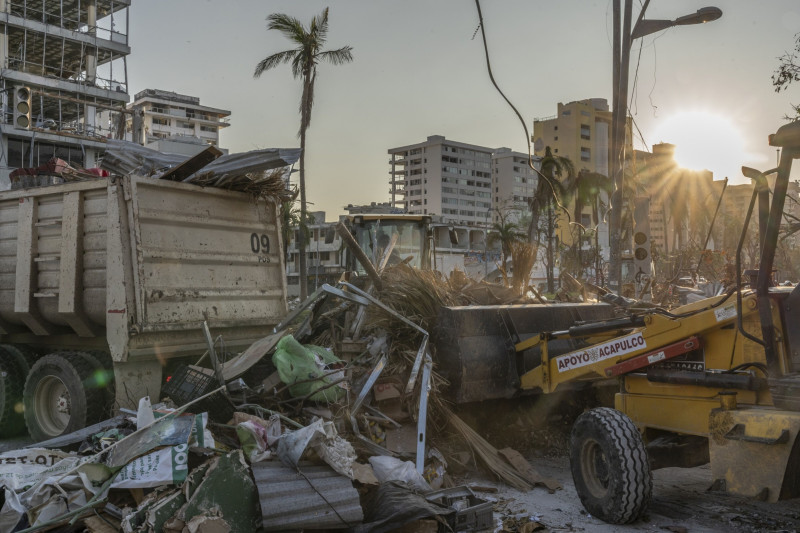 إزالة الركام في أعقاب إعصار أوتيس في المكسيك