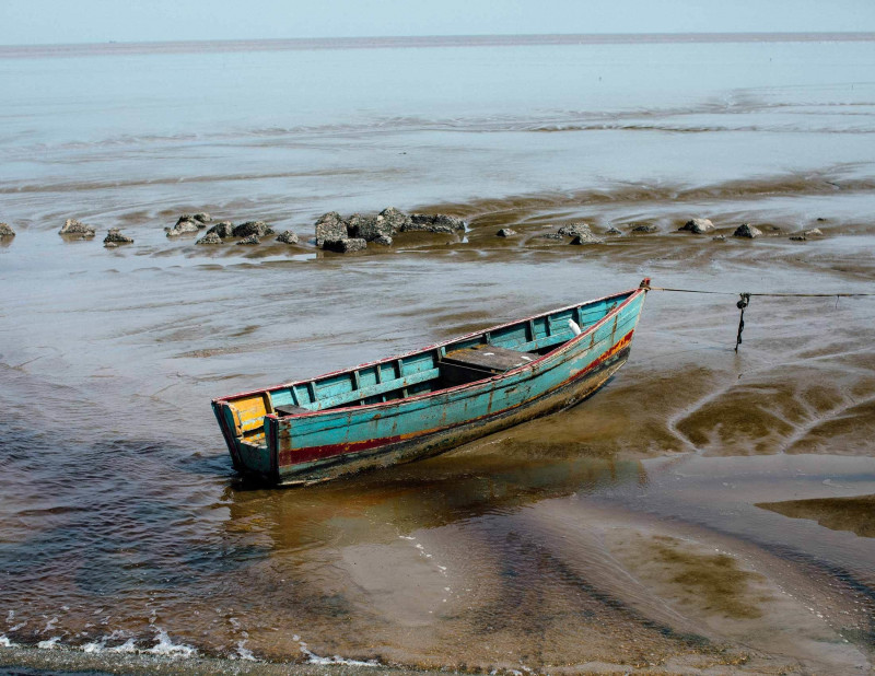 قارب أحد الصيادين في المياه الواقعة قبالة ساحل جورج تاون