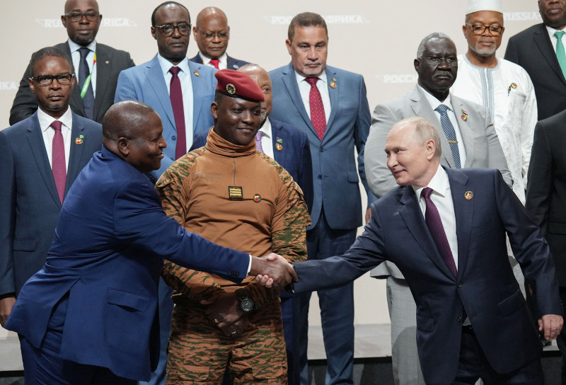 القادة الأفارقة ورؤساء الوفود مع الرئيس الروسي فلاديمير بوتين في القمة الروسية الأفريقية الثانية في سانت بطرسبرغ في 28 يوليو 2023