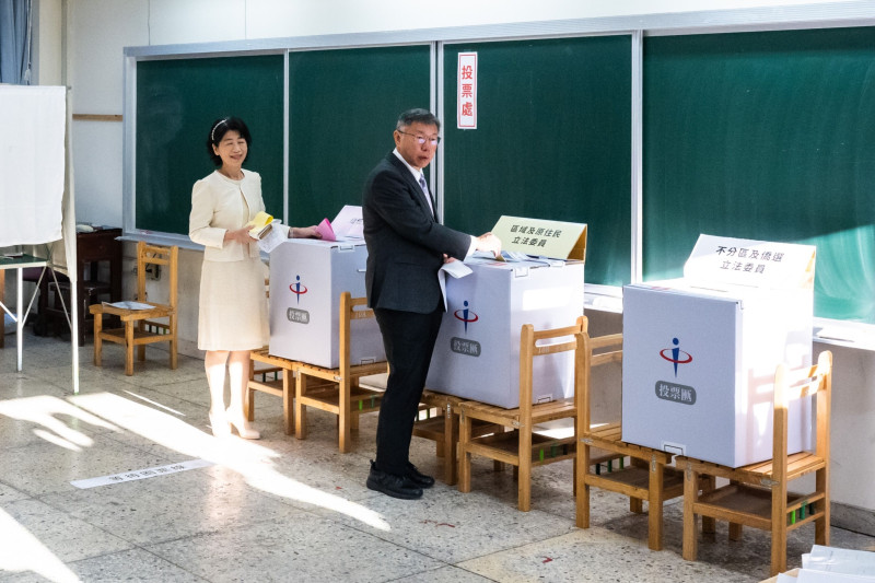 كو وين جي يدلي بصوته في مركز اقتراع