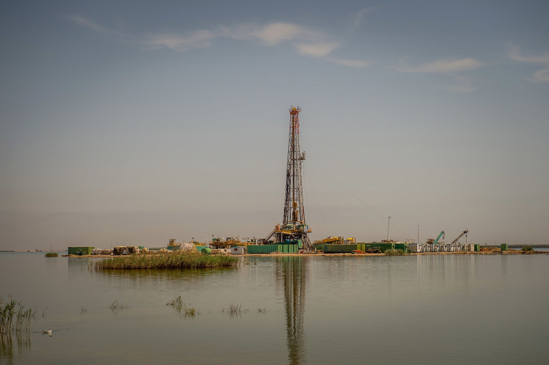 حاصرت مياه الفيضانات في عام 2019 برج حفر تابعاً لشركة النفط الإيرانية الوطنية في محافظة خوزستان. وقد أدّت عقود من استغلال النفط في المنطقة إلى تجفيف الأراضي الرطبة وتدمير التربة التي كانت خصبة في السابق