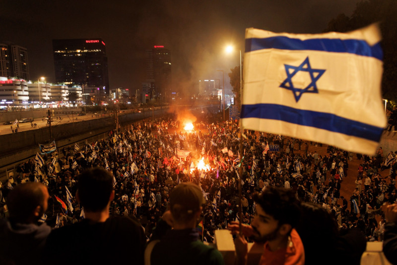 محتجون يغلقون طريق أيالون السريع جنوبي إسرائيل، احتجاجاً على الإصلاحات القضائية المقترحة من الحكومة الائتلافية لرئيس الوزراء، بنيامين نتانياهو، مساء الأحد 26 مارس 2023.
