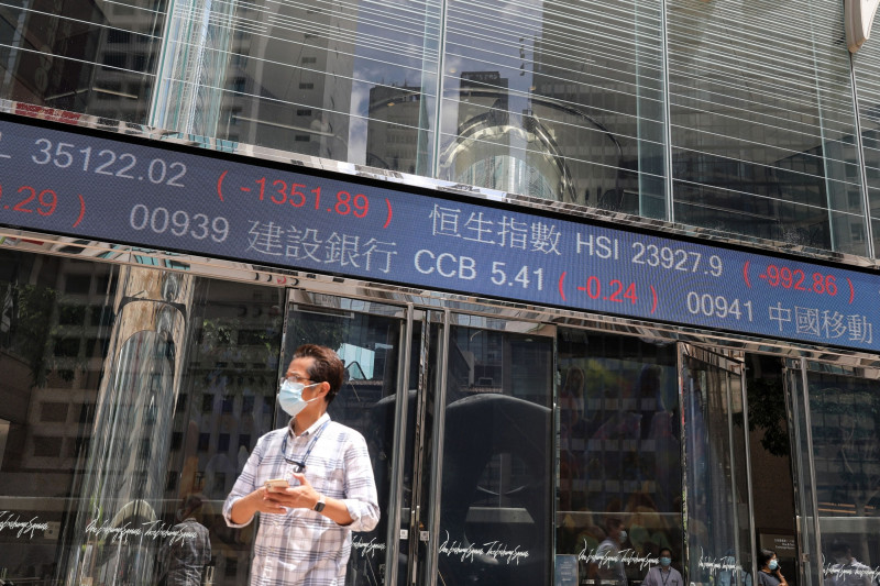شريط إلكتروني يعرض أسعار الأسهم في مجمع "إكستشينج سكوير"، الذي يضم بورصة هونغ كونغ، في المنطقة المركزية بهونج كونج، الصين.