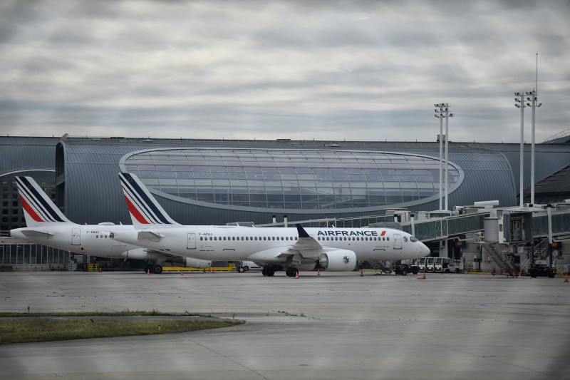 طائرات "إير فرانس" على أرض مطار شارل ديغول خارج باريس.