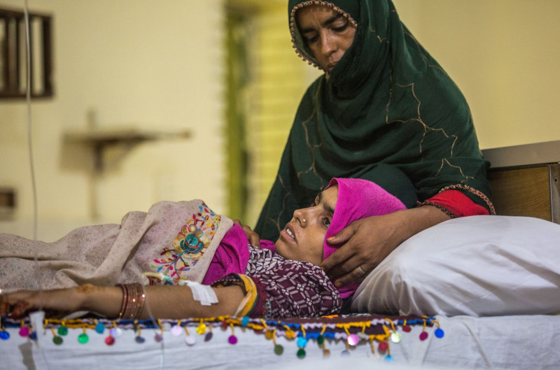 تخضع شيهنيلا للعلاج من ضربة حرّ في مستشفى حكومي في جاكوب آباد في باكستان.