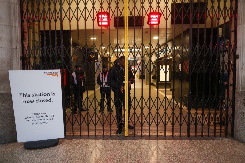 إغلاق مدخل محطة فيكتوريا بلندن في أثناء الإضراب