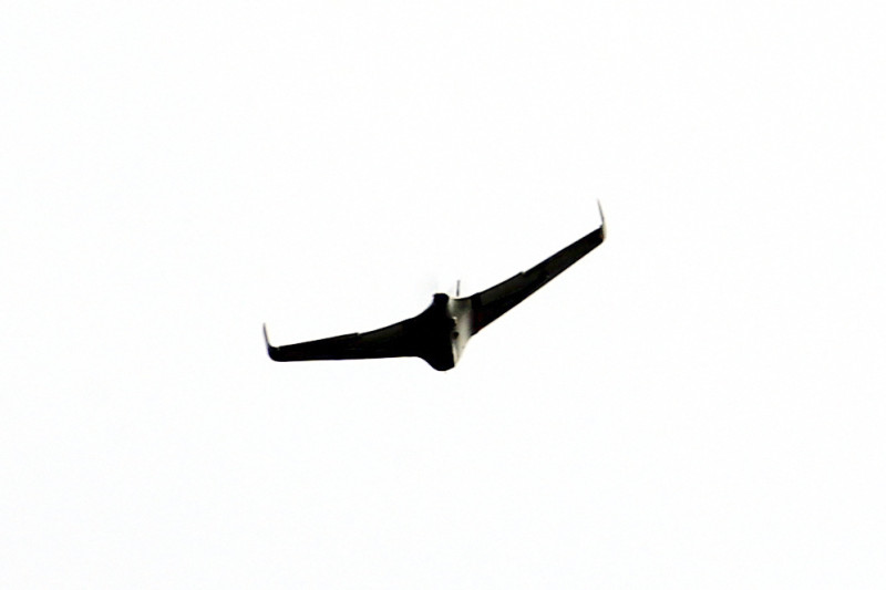 طائرة بدون طيار إيرانية الصنع، تستخدمها جماعة حزب الله، أثناء تحليقها بالقرب من الحدود الجنوبية للبنان يوم 11 أكتوبر 2023