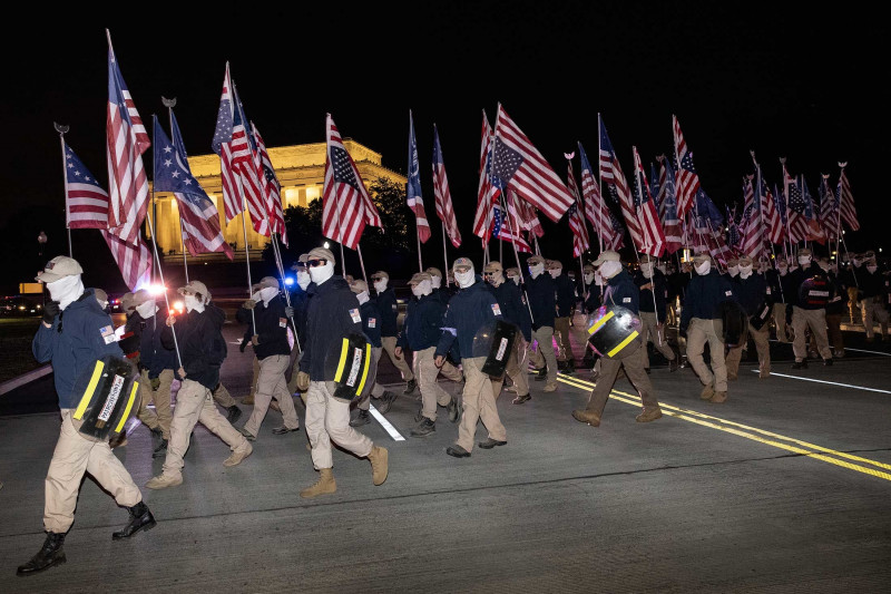 أعضاء المجموعة اليمينية "باتريوت فرونت" (Patriot Front) يسيرون عبر جسر ميموريال في واشنطن العاصمة في 4 ديسمبر 2021