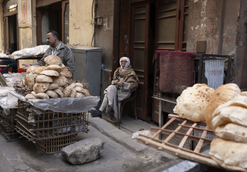 بائعو الخبز في منطقة خان الخليلي بالقاهرة، مصر