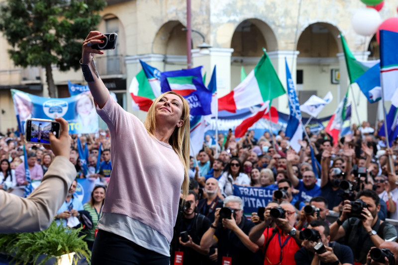 ميلوني، زعيمة حزب "إخوة إيطاليا"، تلتقط صورة مع الجمهور في نهاية تجمع انتخابي حاشد بمدينة كازيرتا في سبتمبر الماضي.