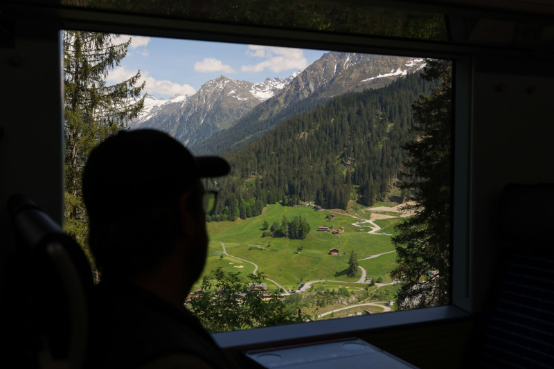 منطقة ريفية تظهر من نافذة قطار السكك الحديدية الفيدرالية السويسرية متجهاً في طريقه إلى مدينة دافوس في 21 مايو 2022.