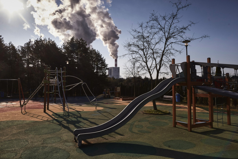 يتصاعد البخار من مدخنة في محطة طاقة تعمل بالفحم في بيلشاتو، بولندا