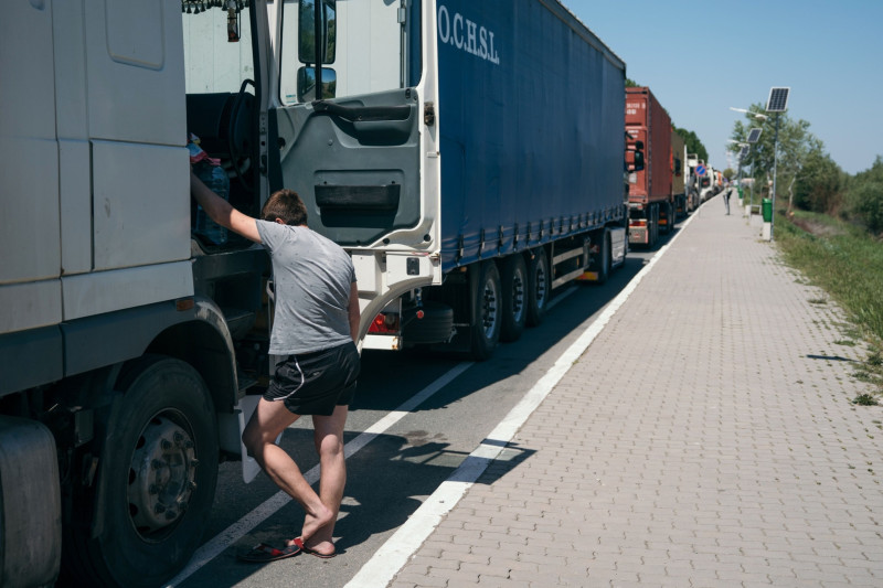 طابور شاحنات في طريقها إلى أوكرانيا عند معبر إيزاسيا - أورليفكا الحدودي في رومانيا، في 7 مايو