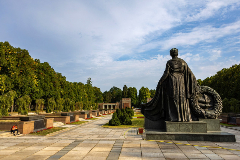 يضم نصب "شونهولزر هايده" التذكاري أكبر مقبرة سوفييتية في أوروبا خارج روسيا.