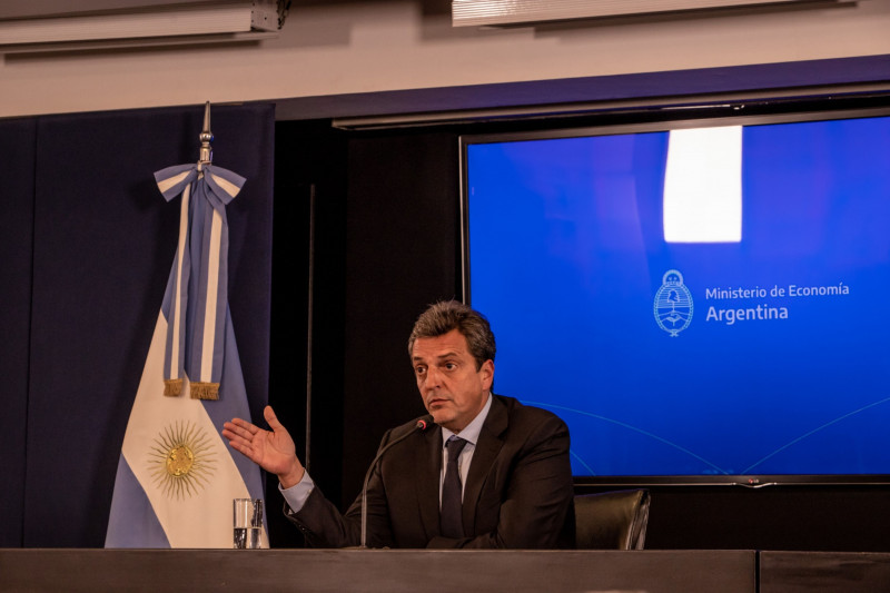 وزير الاقتصاد الأرجنتيني سيرخيو ماسا متحدثاً خلال مؤتمر صحفي في مبنى وزارة الاقتصاد بالعاصمة الأرجنتينية بوينس آيرس، 3 أغسطس 2022