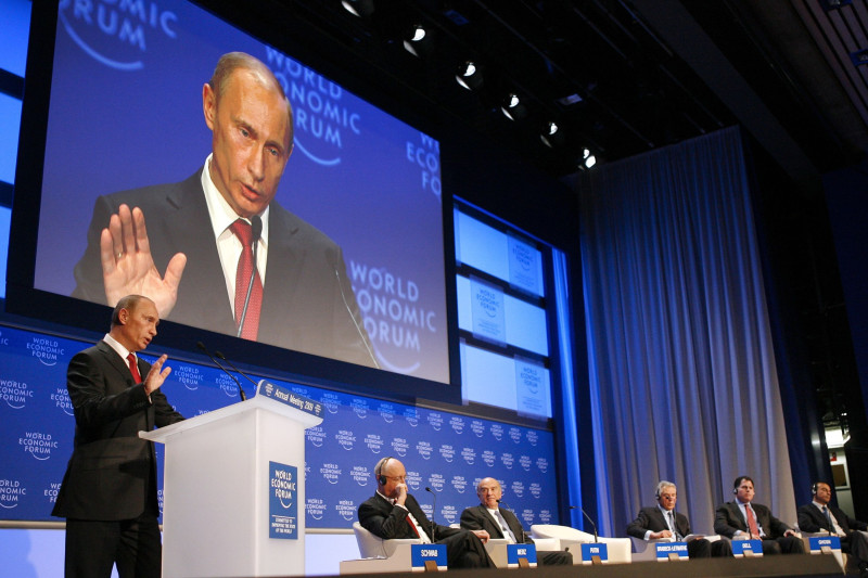 فلاديمير بوتين خلال اليوم الأول للمنتدى الاقتصادي العالمي في دافوس 2009