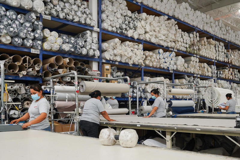عمّال مصنع "كوكا هوم" في مجمّع هوفوسان الصناعي