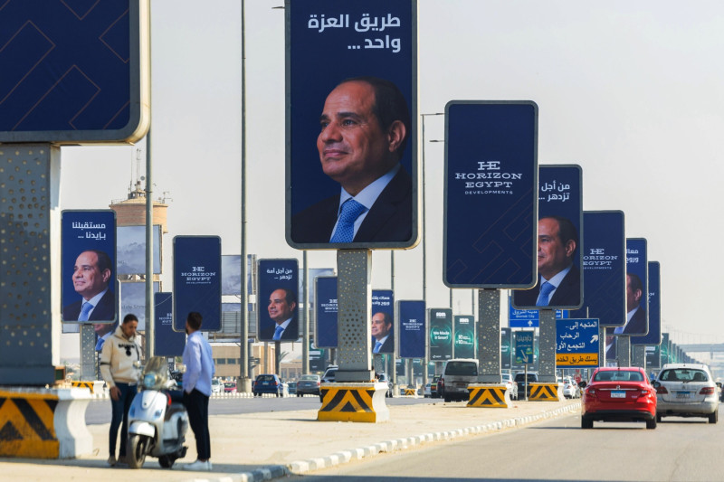 لافتات دعائية لحملة الرئيس السيسي الانتخابية مصطفة على جانبي أحد شوارع القاهرة، مصر