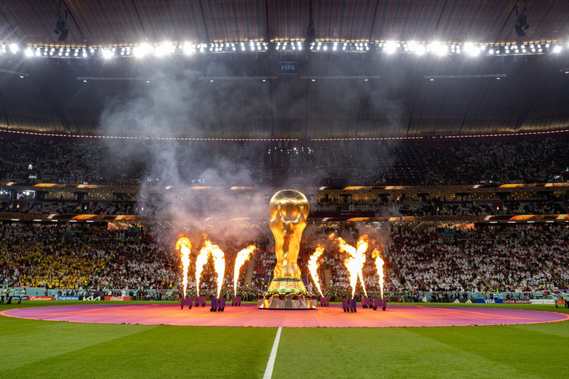 شعلات نارية تحيط بنموذج ضخم لكأس العالم قبل المباراة الافتتاحية لبطولة كأس العالم التي استضافتها قطر في 2022.