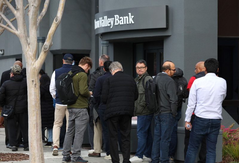 عملاء مصطفون أمام "سيليكون فالي بنك" في محاولة لاستعادة ودائعهم