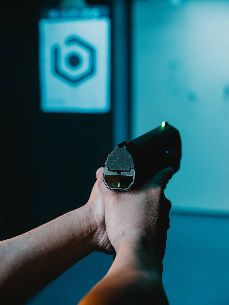 بمجرد تعرف المسدس على وجه حامله أو بصمة أصابعه، تشير الأضواء الخضراء في الجزء الأمامي والخلفي من المسدس الذكي إلى أن السلاح مسلح وجاهز لإطلاق النار. تستغرق المصادقة أقل من ثانية واحدة.