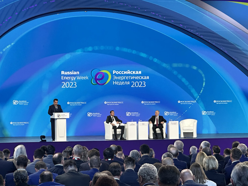 الرئيس الروسي فلاديمير بوتين، وإلى يساره رئيس الوزراء العراقي محمد شياع السوداني خلال جلسة نقاشية في "منتدى الطاقة الأسبوعي في روسيا" بالعاصمة موسكو