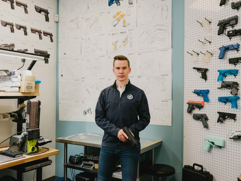 كاي كلوفر، رئيس شركة "بايوفاير" يحمل مسدسها الذكي.