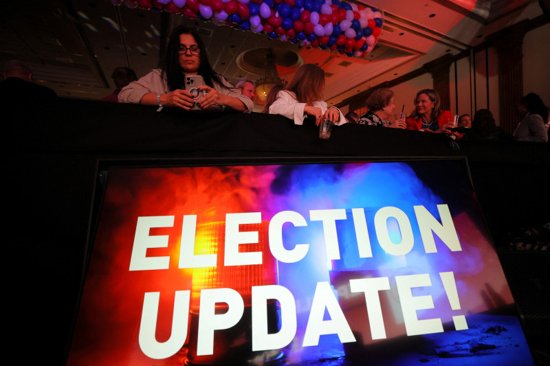 مؤيدون ينتظرون نتائج الانتخابات النصفية الأميركية 2022 للحزب الجمهوري في ولاية أريزونا. الولايات المتحدة في 8 نوفمبر 2022