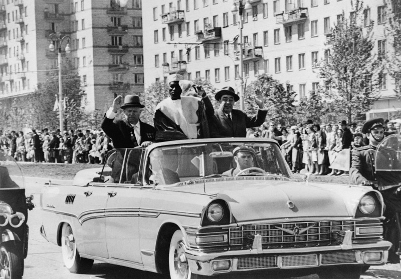 رئيس مالي موديبو كيتا مع نيكيتا خروتشوف وليونيد بريجنيف في موسكو عام 1962