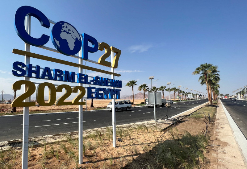 لافتة تحمل شعار COP27 على الطريق المؤدي إلى منطقة المؤتمرات في شرم الشيخ المطلة على البحر الأحمر في مصر