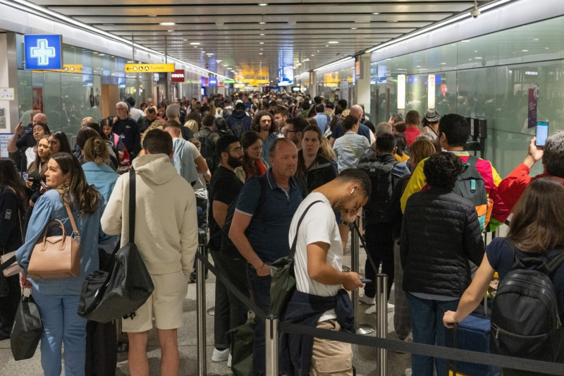 المسافرون ينتظرون في طابور طويل في مطار هيثرو في لندن، الأول من يونيو 2022.