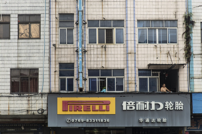 لافتة على متجر إطارات "بيريللي" في مدينة دونغ غوان الصينية
